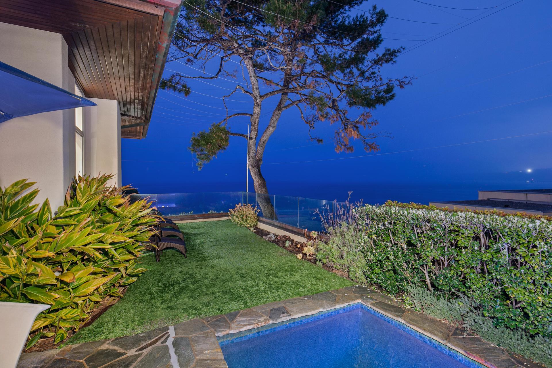Casa de Costa Paseo outdoor area at night overlooking the ocean